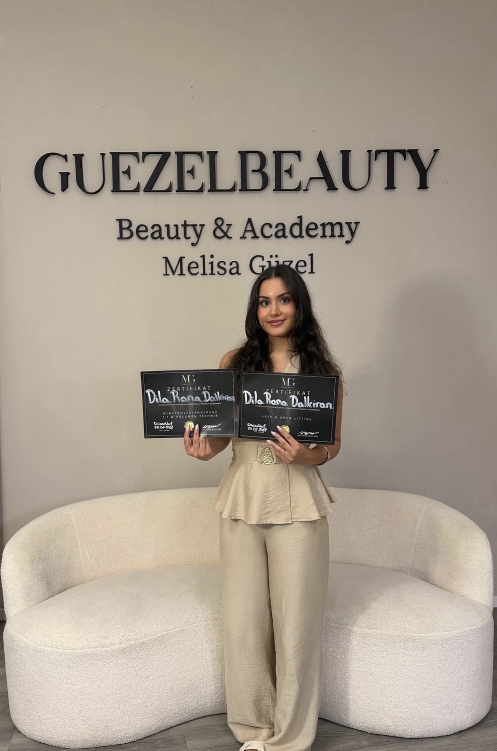 Dila Rana Dalkiran mit ihren Zertifikaten für Wimpernverlängerung und Lash & Brow Lifting